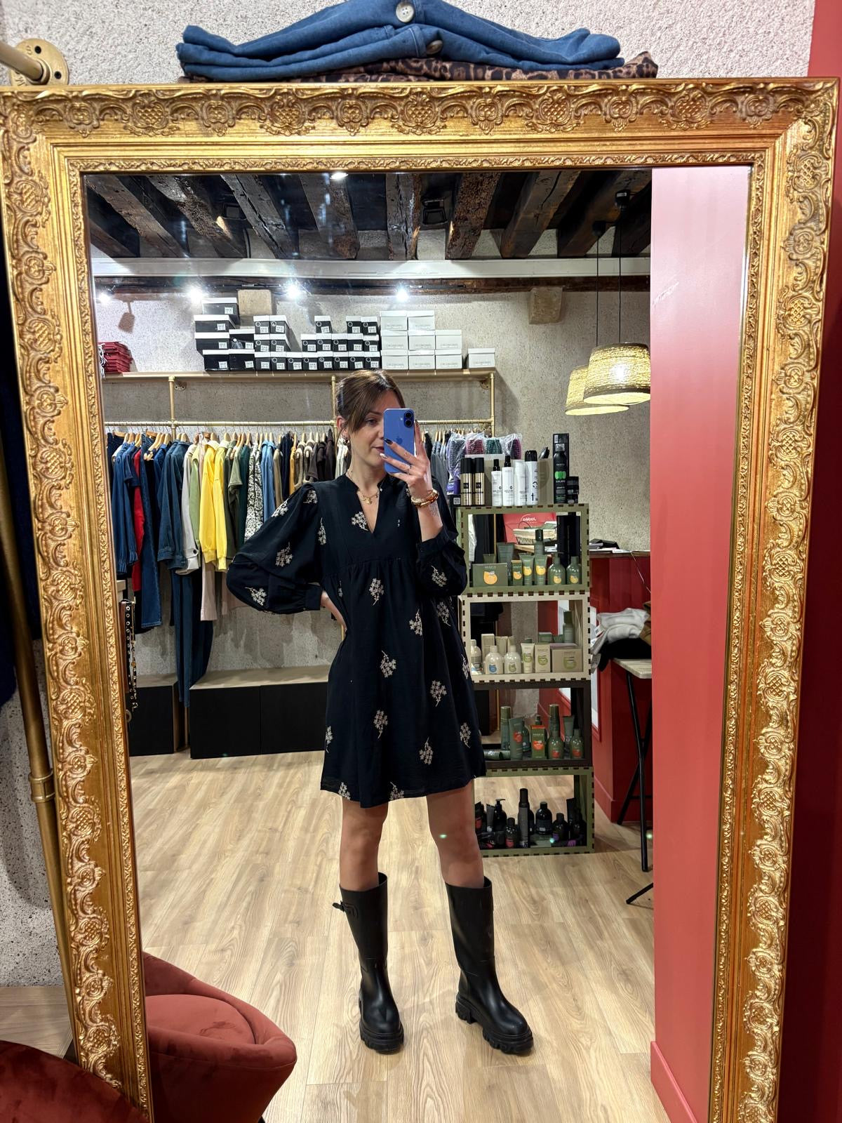 Robe noire brodée