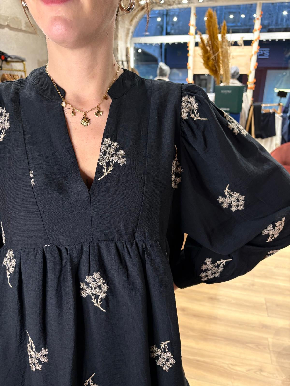 Robe noire brodée