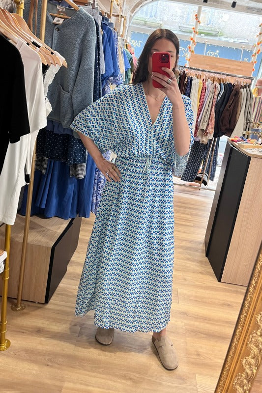 Robe blanche tachetée bleu