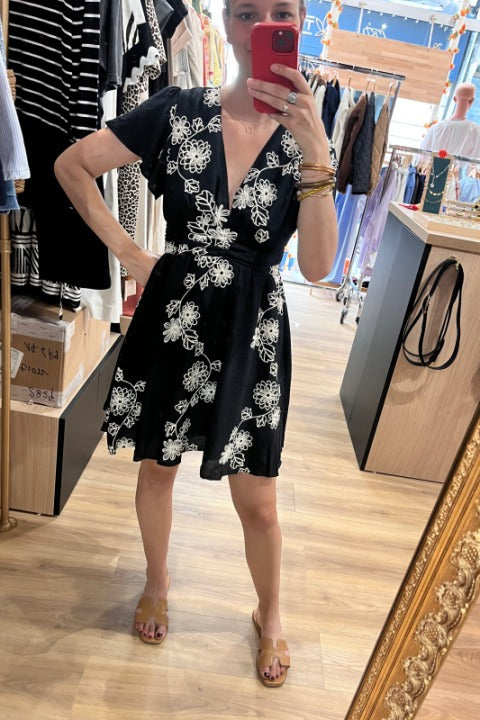 Robe noire brodée