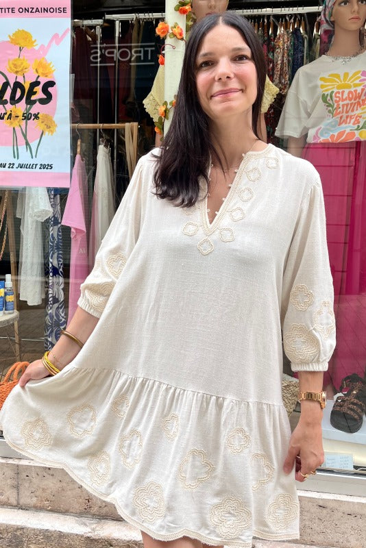 Robe beige brodée